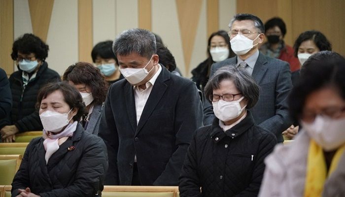 Christian faithful wearing masks to prevent contacting coronavirus to pray during a service in Seoul, South Korea, Feb 23, 2020. Photo: Collected from Reuters