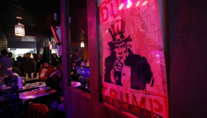 A sign is displayed reading 'Dump Trump' at an Iowa caucus watch party with supporters of Democratic presidential candidate Senator Bernie Sanders (I-VT), organised by Metro D.C. Democratic Socialists of America, on February 3, 2020 in Washington, DC. Photo: Collected from AFP.