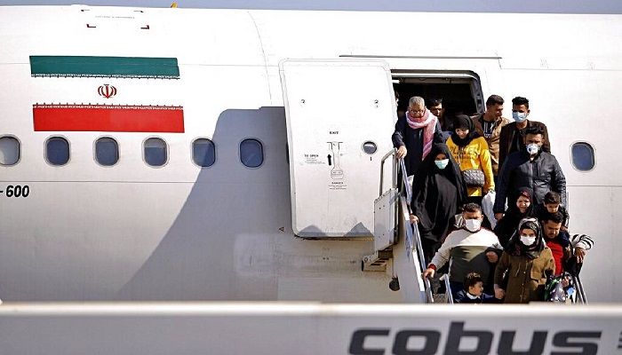 Passengers disembarking from an Iranian plane in the airport in Najaf, Iraq. Photo: Collected from AP.
