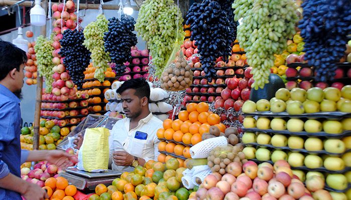 Fruit sales have decreased under the influence of coronavirus, Traders fear loss. Photo was taken from the capital's Hatirpool Bazaar.
