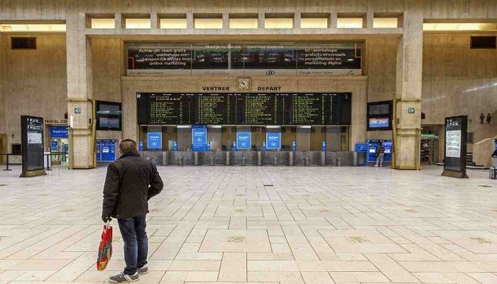 A man looks at departure boards at the main hall of the nearly empty Central train station in Brussels, Monday, March 16, 2020. Photo: Collected from AP
