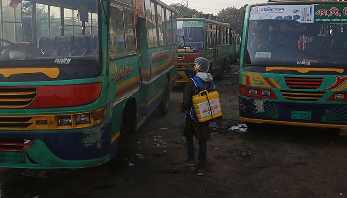 While the number of coronavirus infected patients is increasing in Bangladesh, the Bidyananda Foundation volunteers are spreading germs in the capital. This photo was taken from the Gabtali bus terminal area yesterday. Photo: Star Mail