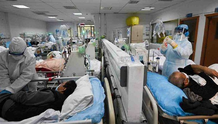 Medical workers work at the hemodialysis center of the nephrology department in Hankou Hospital of Wuhan, capital of central China's Hubei Province. Photo: Collected from Xinhua 