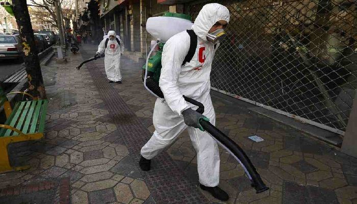 Firefighters disinfect a sidewalk to help prevent the spread of the new coronavirus in Tehran, Iran. Photo: Collected from AP 