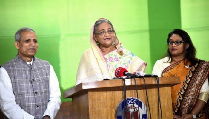 PM Asks People to Refrain from Buying Excessive Goods 