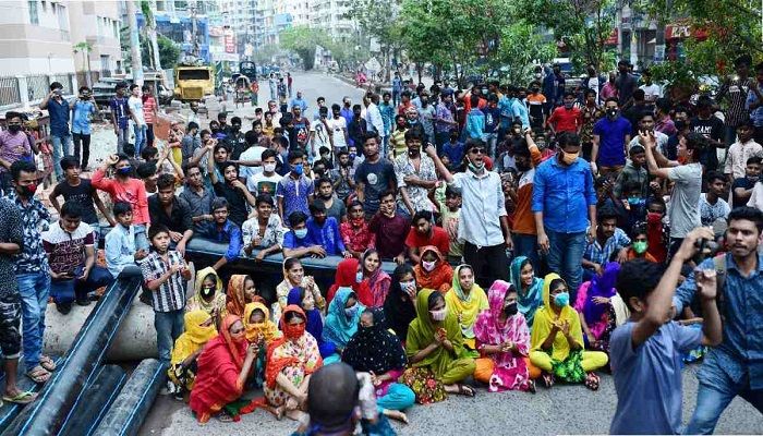 RMG Workers Block Ring Road Demanding Wages