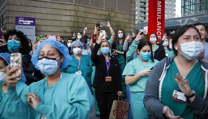 Medical personnel attend a daily 7 p.m. applause in their honor, during the coronavirus pandemic Tuesday, April 28, 2020, outside NYU Langone Medical Center in the Manhattan borough of New York.  Photo: Collected from AP