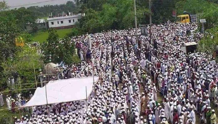 Thousands of people attended the namaz-e-janaza of Mawlana Jubayer Ahmed Ansari at Bertala village in Sarail upazila of Brahmanbaria on Saturday. Photo: Collected from UNB