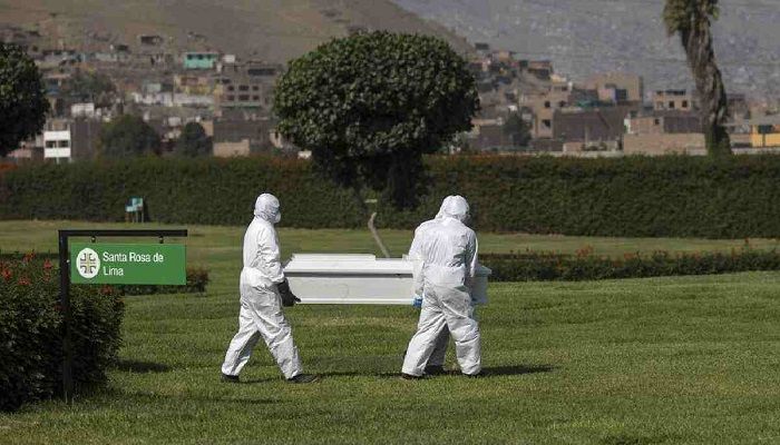 Cemetery workers carry a coffin towards a tomb in Jardines del Buen Retiro cemetery in Lima, Peru, Saturday, April 25, 2020, during the coronavirus outbreak. Photo: Collected from AP 