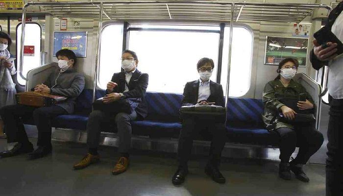 Passengers wearing face masks to protect against the spread of the new coronavirus ride on a train in Yokohama near Tokyo. Photo: Collected from AP
