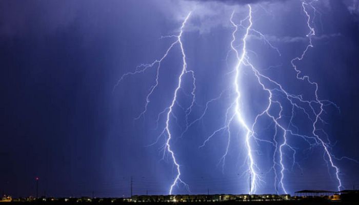 Met Office Forecasts Rain with Lightning Flashes