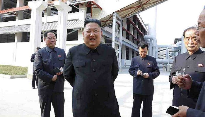 In this Friday, May 1, 2020, photo provided by the North Korean government, North Korean leader Kim Jong Un, center, visits a fertilizer factory in Sunchon, South Pyongan province, near Pyongyang, North Korea.Photo: Collected from KCNA