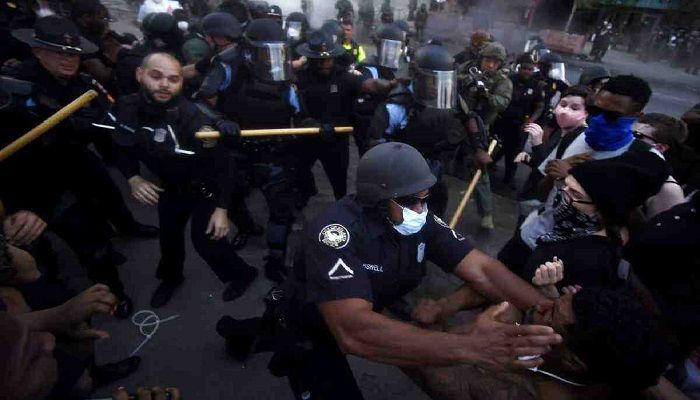 Police officers and protesters clash near CNN Center, in Atlanta, in response to George Floyd's death in police custody in Minneapolis on Memorial Day.Photo: Collected from AP 