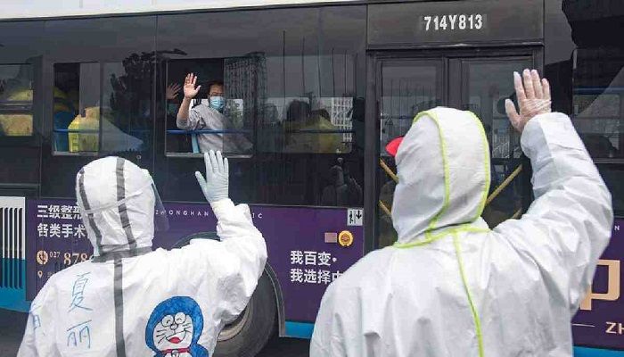 Cured patients on a bus wave goodbye to medical workers in Wuhan, central China's Hubei Province. Photo: Collected from Xinhua 