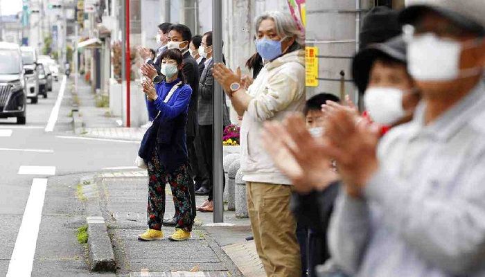 People clap their hands to show appreciation for medical workers fighting the coronavirus in Susono, Shizuoka Prefecture, central Japan. Photo: Collected from AP