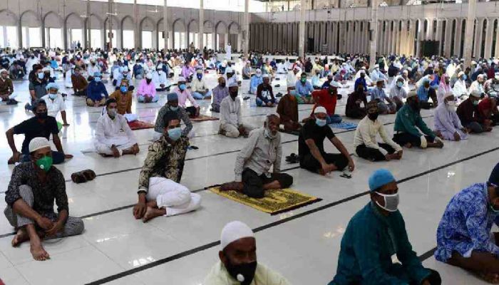 Muslims Join Jum’a Prayers at Mosques after a Month