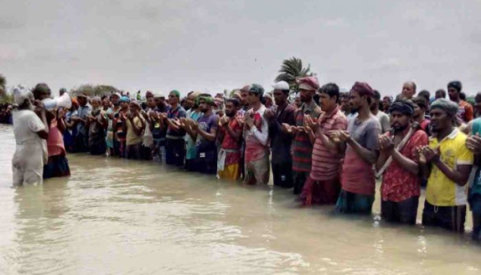 Thousands Offer Eid Prayers Standing in Water