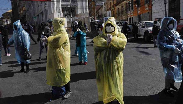 Sex workers wear masks and rains coats during a protest asking the government to ease coronavirus lockdown restrictions in La Paz, Bolivia, Wednesday, June 17, 2020. Photo: Collected from AP 