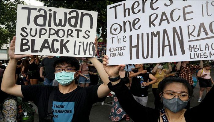 People hold posters supporting the Black Lives Matter movement in Taipei, Taiwan, on June 13, 2020. Photo: Collected from REUTERS