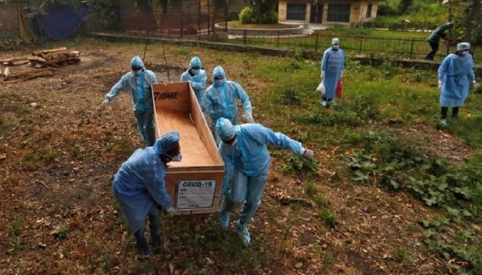 Members of the Central Reserve Police Force (CRPF) and healthcare workers carry the body of a CRPF member who died of the coronavirus disease (Covid-19), for his cremation at a crematorium in Srinagar July 18, 2020. Photo: Reuters