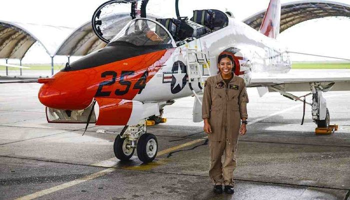 US Navy Welcomes 1st Black Female Aircraft Pilot