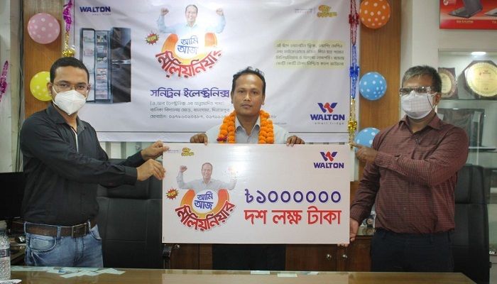 BDT 10 lakh is being handed over to Ranjit Chandra Roy at the Walton showroom in Dinajpur.