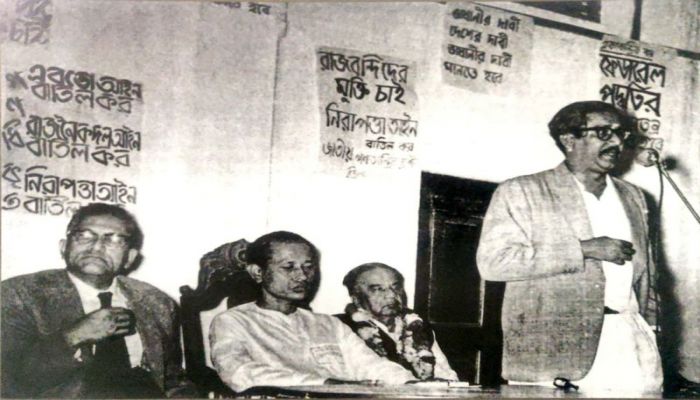 1972 - Sheikh Mujibur Rahman addresses a protest meeting || Photo: BBC Bangla 