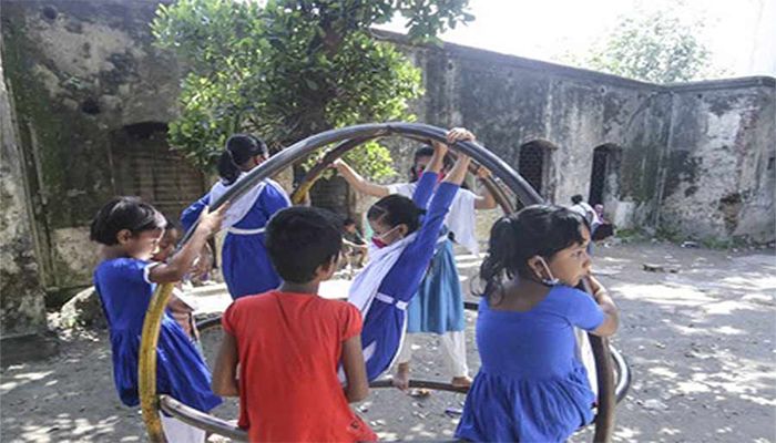 Govt Hopeful of Reopening Schools in December