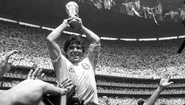 Argentina won the World Cup for the second time, beating West Germany 3-2 in the 1986 World Cup in Mexico. Maradona's wave in hand with the World Cup trophy. Photo: Reuters