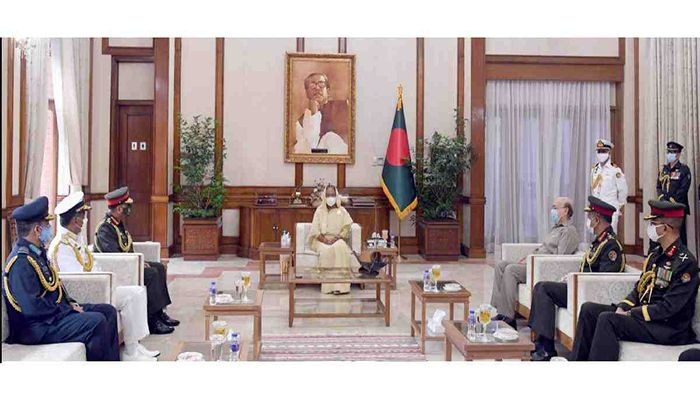Chiefs of Three Services Meet PM