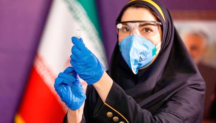 A health worker with the new coronavirus vaccine invented by Iran.
