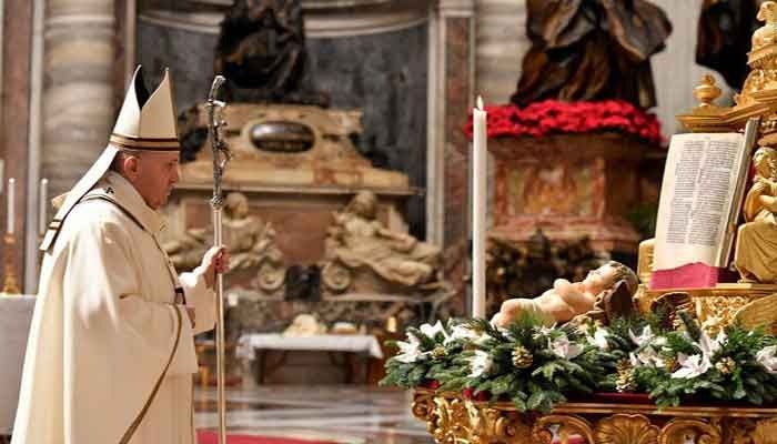 Pope Urges Help for Poor at Christmas Eve Mass   