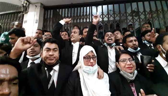 Lawyers Walk Out of Court Demanding Judge's Removal  