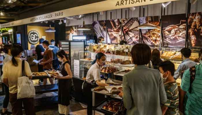 People buy food at a food court inside the K11 Musea shopping mall in Hong Kong, China, on Friday, April 2, 2021. Photo: Bloomberg 