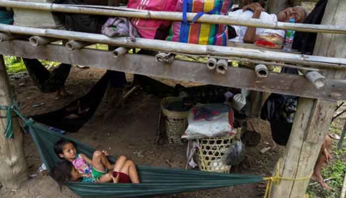 Villagers who fled Myanmar's Ee Thu Hta displacement camp rest in Mae Hong Son province, Thailand, near the border while fleeing from gunfire between ethnic minority Karen insurgents and Myanmar military, April 29, 2021. Photo: REUTERS