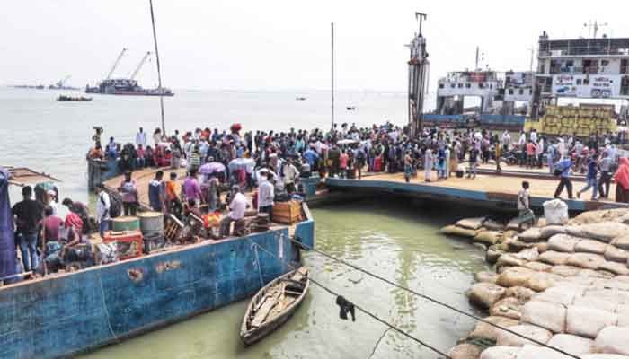 Homebound people flock to ferry terminals disregarding hygiene and social distancing rules. Photo: Collected