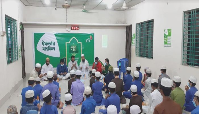 Robi Distributes Iftar in Orphanages in 64 Districts