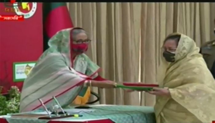 Prime Minister Sheikh Hasina handed over Independence Award