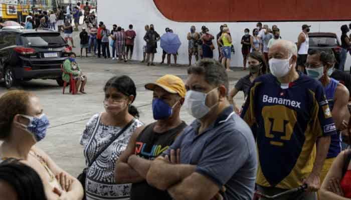 Citizens wait to receive a dose of the AstraZeneca coronavirus disease (COVID-19) vaccine, during a vaccination day for 57-year-old and older citizens, in Duque de Caxias near Rio de Janeiro, Brazil April 21, 2021. Photo: REUTERS
