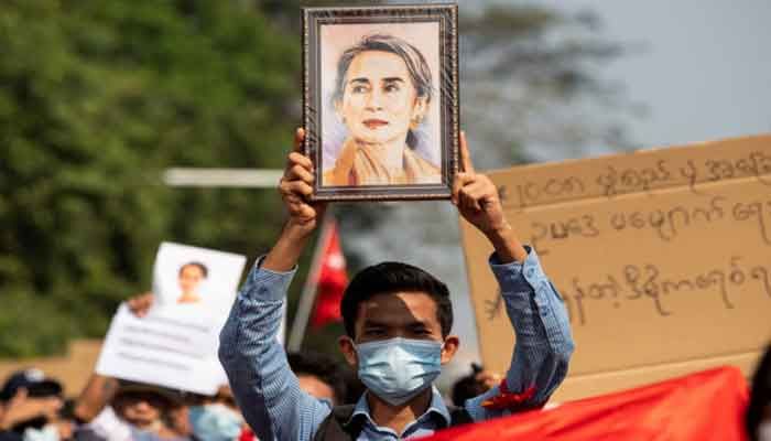 A man holds up a portrait of Aung San Suu Kyi as he takes part in a protest against the military coup and to demand the release of elected leader Suu Kyi, in Yangon, Myanmar, February 7, 2021. Photo: REUTERS