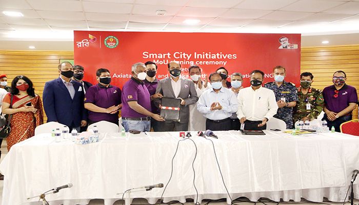 DNCC Mayor Md. Atiqul Islam, who was the chief guest at the event, said, “DNCC and Robi have signed a memorandum of understanding to construct a smart city. Other telecom companies should also come forward for the welfare of the city dwellers.” || Photo: Collected