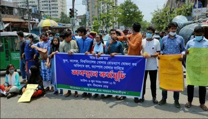 7 college students blockade Nilkhet demanding opening of hall-campus || Photo: Collected 