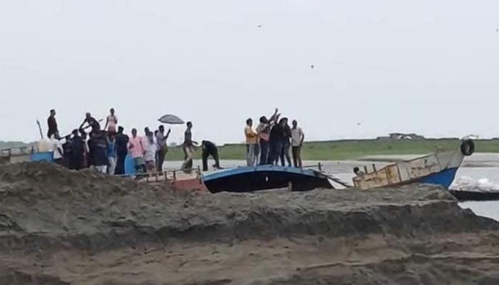Witnesses stated MP Akhtaruzzaman and 50 of his followers boarded a trawler at 11:30 am to visit the embankment. Locals working on the embankment were enraged and flung mud at the MP. || Photo: Collected 
