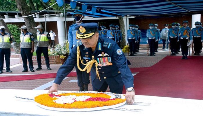 Chief of Air Staff Air Marshal Sheikh Abdul Hannan today paid tributes to the Father of the Nation Bangabandhu Sheikh Mujibur Rahman || Photo: Collected 