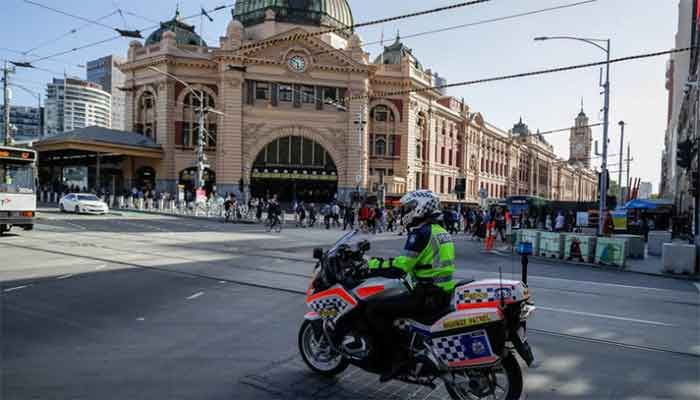 A policeman patrols on a motorcycle in Melbourne on February 12, 2021, after authorities ordered a five-day state-wide lockdown starting at midnight local time to stamp out a new coronavirus outbreak || Photo: AFP