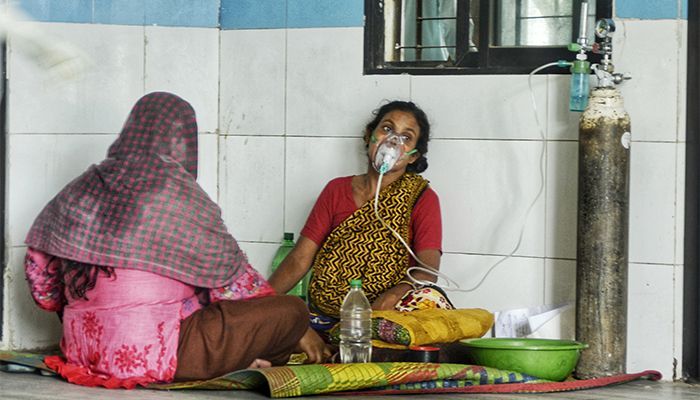 Khulna Corona Dedicated Hospital has one and a half times more patients than its capacity. So, one patient is being treated on the floor of the hospital. || Photo: Collected 