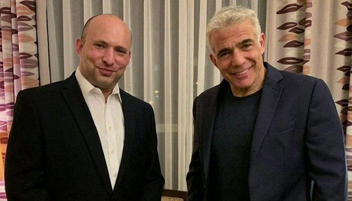 The right-wing Yamina party's Naftali Bennett and Yair Lapid, leader of the centrist Yesh Atid party, after reaching an agreement || Photo: BBC