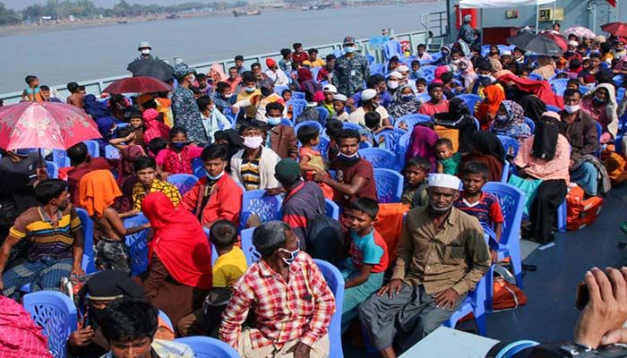Rohingya refugees board a Bangladesh Navy ship to be transported to the island of Bhasan Char in Chittagong, Bangladesh, on Dec. 4. || Photo: AFP VIA GETTY IMAGES