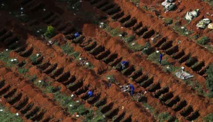 Gravediggers open new graves as the number of dead rose after the coronavirus disease (Covid-19) outbreak, at Vila Formosa cemetery, Brazil's biggest cemetery, in Sao Paulo, Brazil, April 2, 2020 || Photo: REUTERS