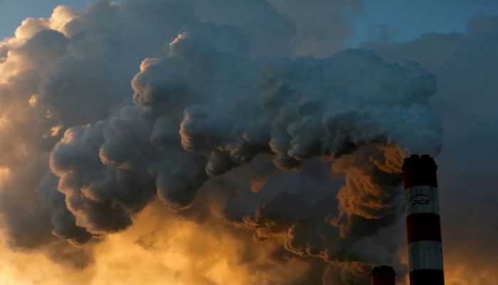 Smoke and steam billow from Belchatow Power Station, Europe's largest coal-fired power plant, near Belchatow, Poland. Picture taken November 28, 2018 || Photo: Reuters  